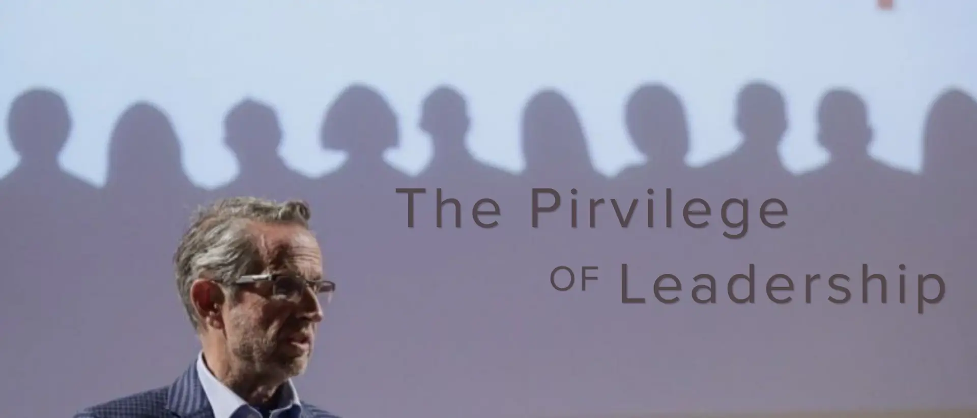 Bob Chapman durante su conferencia sobre liderazgo consciente y liderazgo humanista en empresas