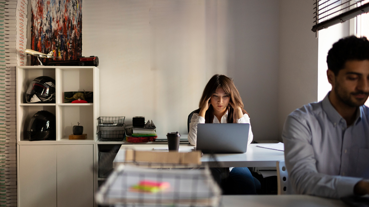 mujer estresada gestionando personas difíciles en el trabajo