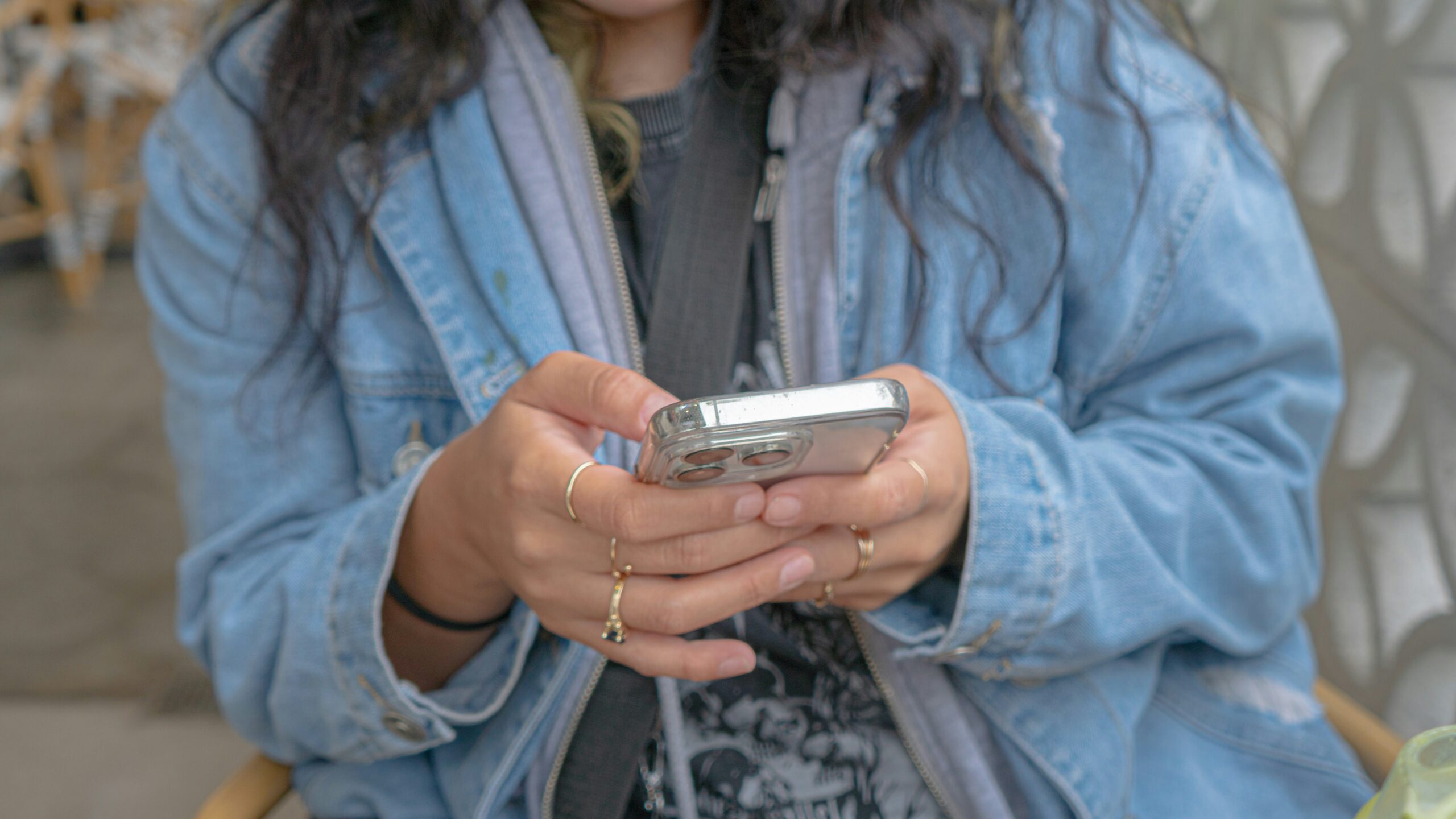 Primer plano de manos usando un smartphone