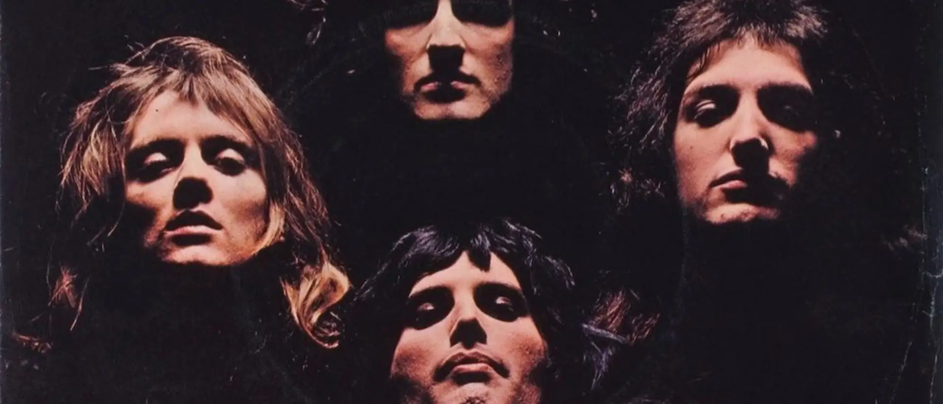 Cuatro integrantes de una legendaria banda de rock británica posando en una formación de rombo sobre un fondo negro profundo, con iluminación dramática de estilo claroscuro inspirada en Marlene Dietrich.