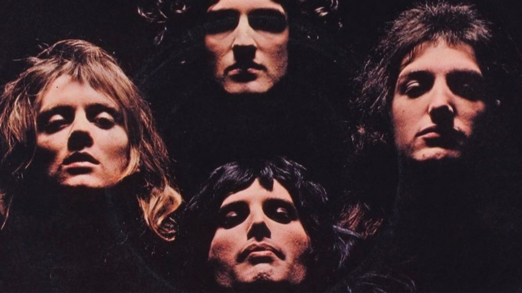 Cuatro integrantes de una legendaria banda de rock británica posando en una formación de rombo sobre un fondo negro profundo, con iluminación dramática de estilo claroscuro inspirada en Marlene Dietrich.